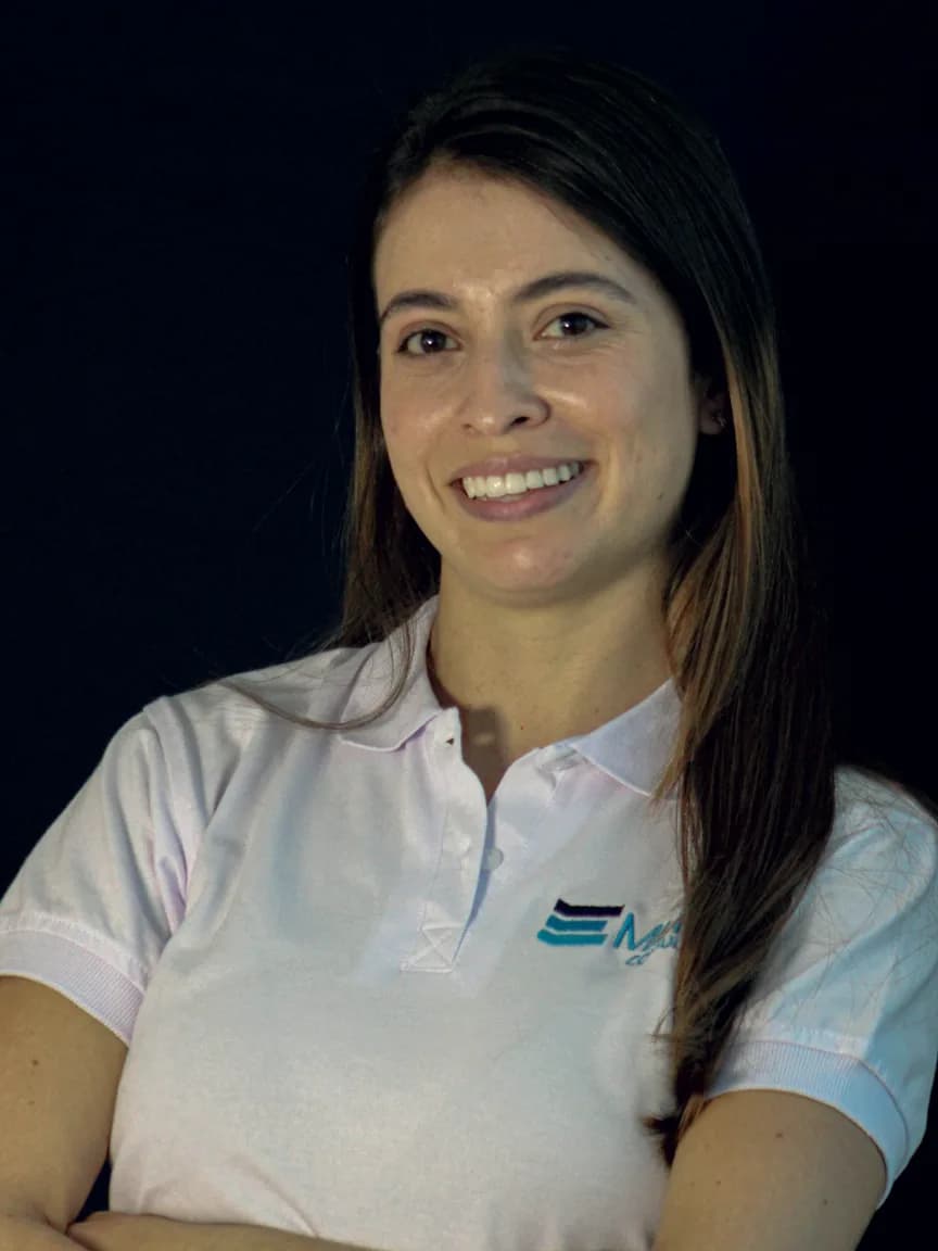 Retrato de una consultora de MEPER, sonriendo con confianza