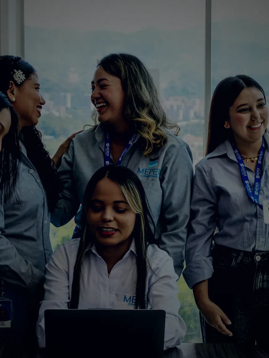 Consultor de MEPER trabajando con seriedad y concentración