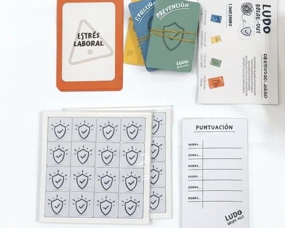 Hoja de puntuación y tarjetas de escudos de un juego de riesgo psicosocial
