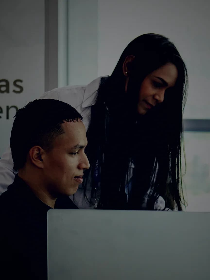 Dos consultores de MEPER revisando información juntos