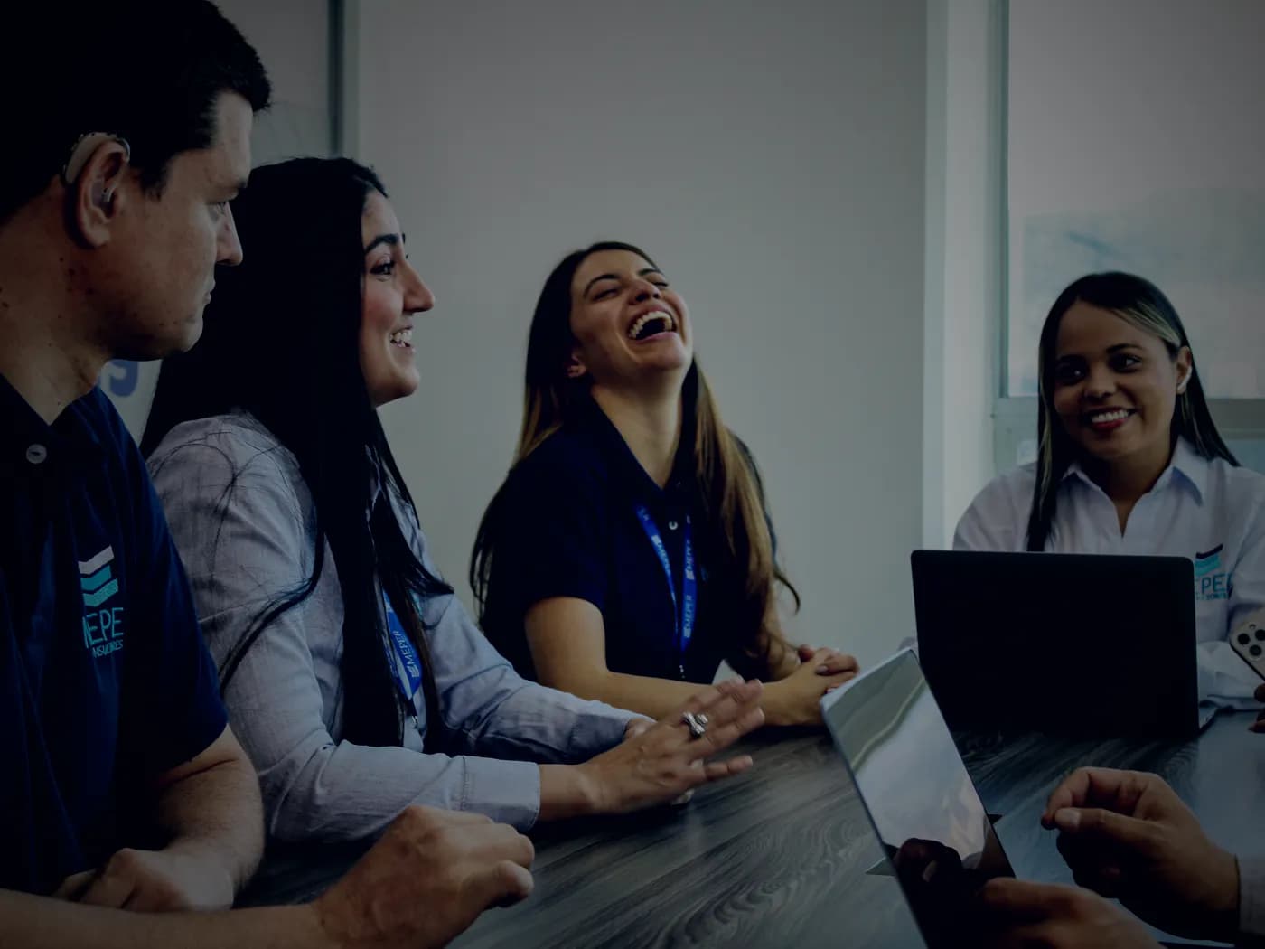 Consultores de MEPER Consultores en sesión de trabajo sobre el sistema de gestión de un cliente