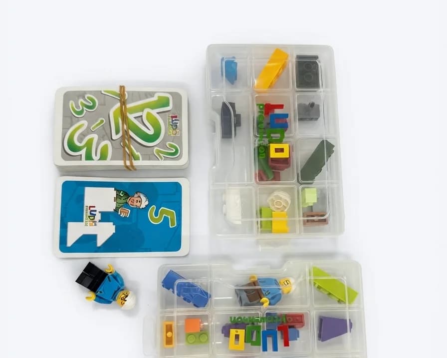 Bloques de construcción de colores y cartas numeradas en sus estuches