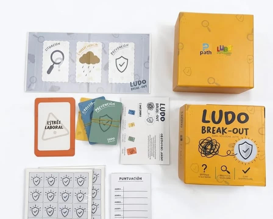 Cajas amarillas del juego de riesgo psicosocial con sus cartas