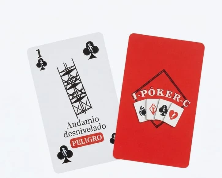 Carta de andamio desnivelado marcada como peligro junto al reverso rojo del mazo