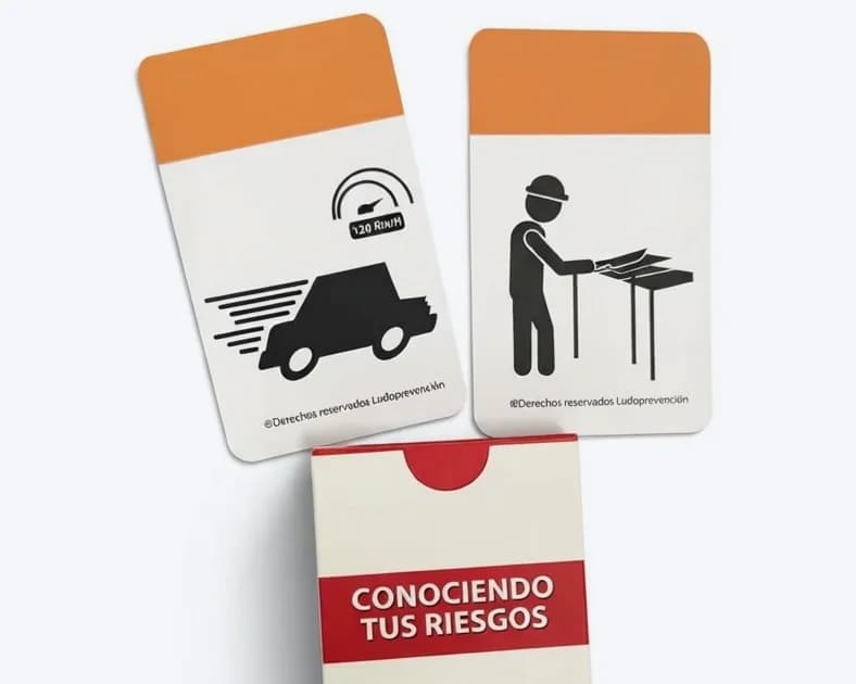 Cartas con pictogramas de un vehículo a alta velocidad y un trabajador en una mesa de corte
