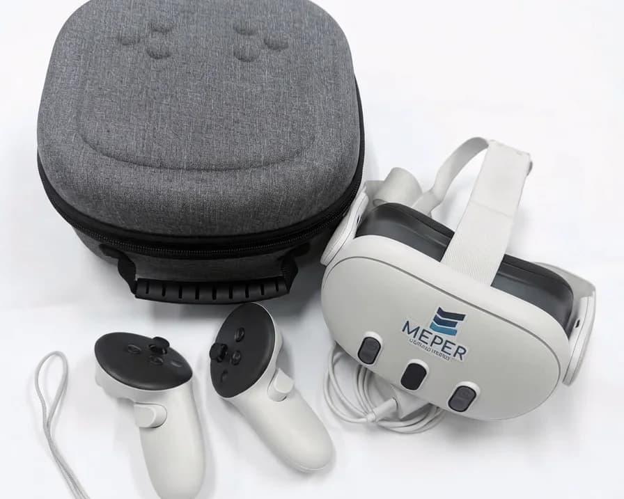 Visor de realidad virtual de MEPER con sus controles y estuche